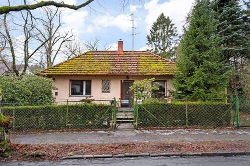 Außenansicht - Bungalow im beliebten Hermsdorf mit Einliegerwohnung und Entwicklungspotenzial