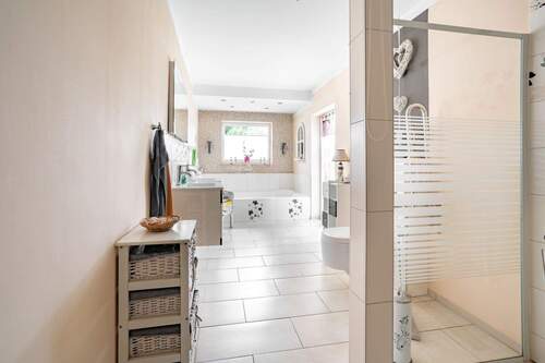 Bad EG Blick auf Wanne - 