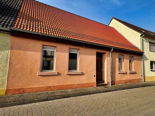 Hausansicht - Solides Häuschen mit Garten und Ausbaureserve !