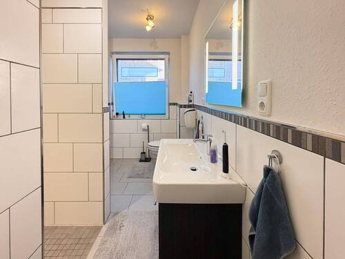 Modernes Tageslichtbad mit ebenerdiger Dusche - 