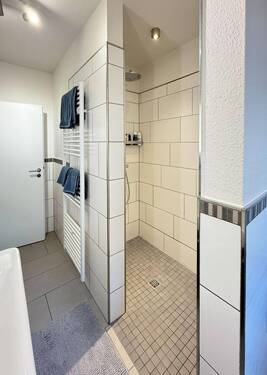 Modernes Tageslichtbad mit ebenerdiger Dusche - 