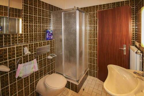 Badezimmer mit Dusche und Badewanne - 