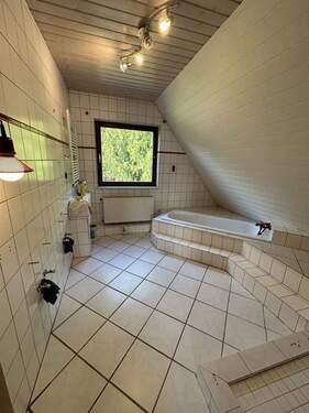 Bad 1. OG mit Badew.+Du - 