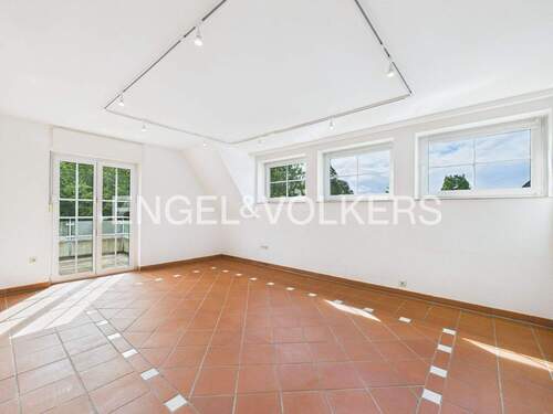 Wohn- und Esszimmer mit Zugang zum Balkon - 