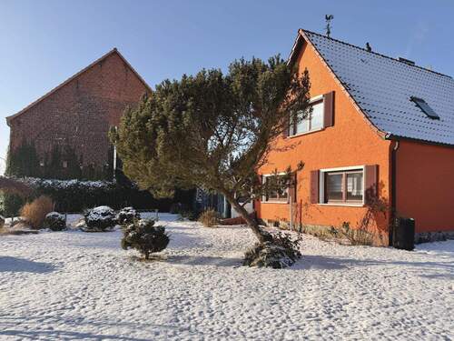 Straßenansicht - Einfamilienhaus viel Potenzial: großes Grundstück mit Scheune und Garage