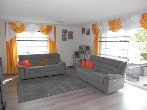 Wohnzimmer - 7 Zimmer Doppelhaushälfte zum Kaufen in Obersontheim