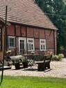 Sitzplatz vorm Haupthaus - 