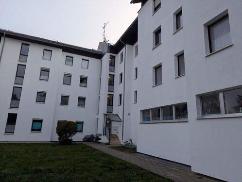 Hauseingang - Großzügige 3-Zimmer-Wohnung in Wolfratshausen-Waldram, provisionsfrei