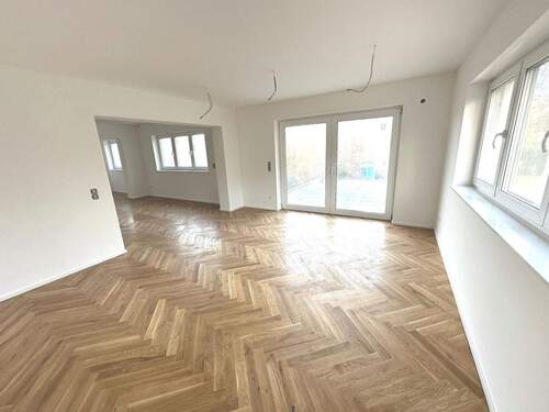 Wohnzimmer mit Zugang zur Terrasse - 3 Zimmer Etagenwohnung zum Kaufen in Trier