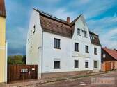 Vorderansicht - Vielseitiges Mehrfamilienhaus mit 5 Wohneinheiten, Garten und eigener Zufahrt - großes Potenzial.