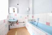 Badezimmer mit Badewanne - 
