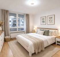 Liebevoll gestaltete 2-Zimmer-Wohnung mit Balkon, Aufzug und Tiefgaragenoption - Berlin Alt-Hohenschönhausen