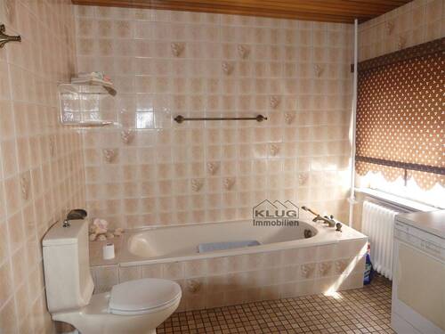 Bad WC im OG mit Badewanne und - 
