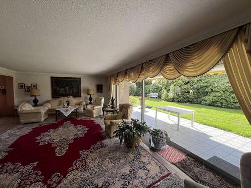 Wohnzimmer mit Blick auf die Loggia - 