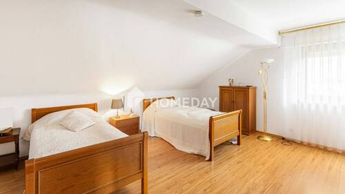 1. OG Schlafzimmer 1 - 