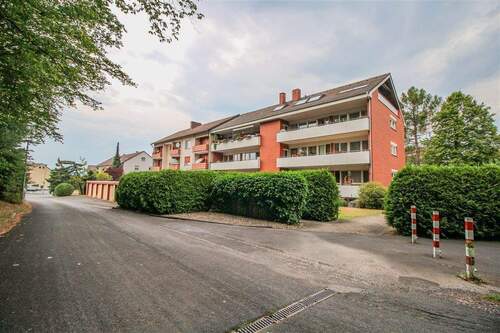 Vorderansicht mit Garagen - Etagenwohnung mit 93,70 m&sup2; in Eschwege zum Kaufen