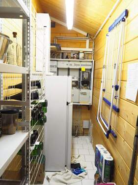 Hauswirtschaftsraum mit Technikinstallation - 