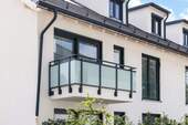 Fassade - Jetzt einziehen - Wohnen mit Stil: 2-Zimmer-Domizil mit Balkon und attraktivem Grundriss