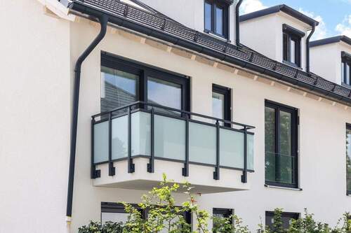 Fassade - Jetzt einziehen - Wohnen mit Stil: 2-Zimmer-Domizil mit Balkon und attraktivem Grundriss