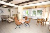 Wohn- und Essbereich mit Blick in den Garten - 