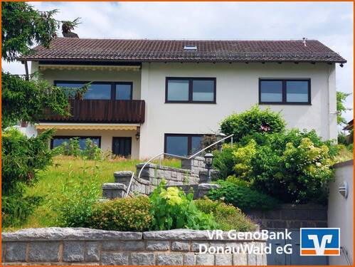 Haupteingang - 6 Zimmer Mehrfamilienhaus, Wohnhaus zum Kaufen in Viechtach