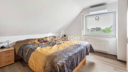 1. OG Schlafzimmer 1 - 
