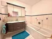 Großes Badezimmer mit sep. Wanne - 