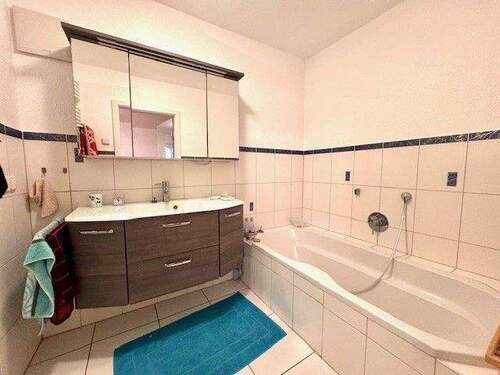 Großes Badezimmer mit sep. Wanne - 