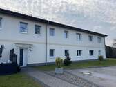 Eingang und PKW- Stellflächen - 3 Zimmer Etagenwohnung in Nennhausen