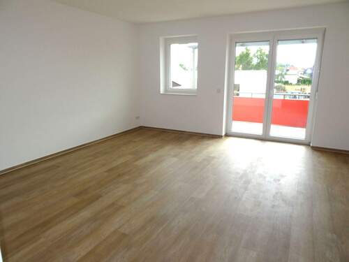 Wohnzimmer mit Balkonzugang - 