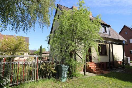 Außenansicht - Geräumiges Wohnhaus in Isenbüttel