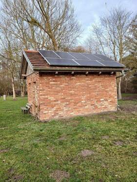 Nebengebäude mit Solarpanel - 