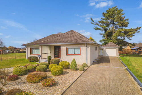 Blick in den Vorgarten - 3 Zimmer Bungalow zum Kaufen in Geilenkirchen