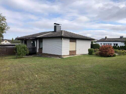 Seiten- und Rückansicht - 3 Zimmer Einfamilienhaus in Korbach