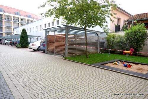 Innenhof und Carports - 