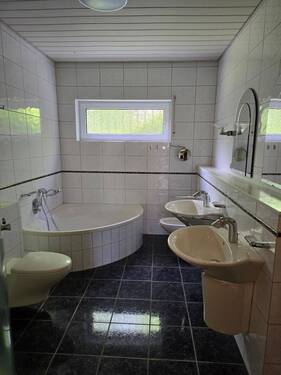 Bad - 5 Zimmer Etagenwohnung in Schiffweiler