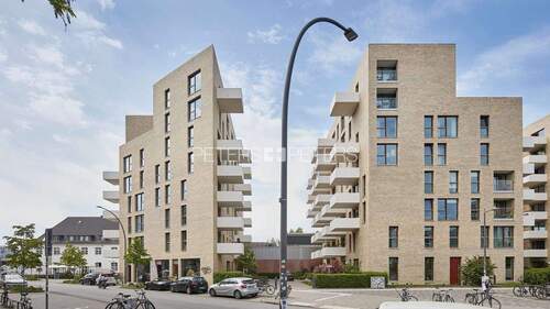 Außenansicht - + EBK + Badewanne & Dusche + Balkon +