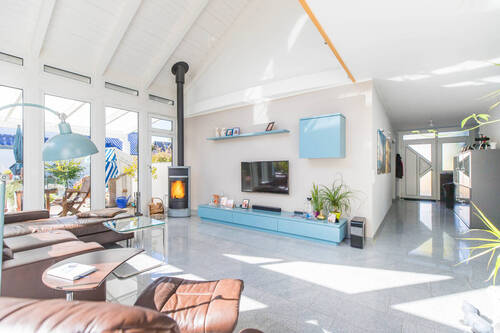 Wohnbereich mit Kamin - 7 Zimmer Einfamilienhaus in Seevetal