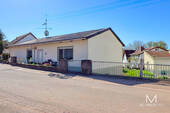 Außenansicht - MG - Bungalow am Feldrand mit Doppelgarage, Garten und Waldgrundstück