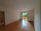 Wohnzimmer mit Balkon - 