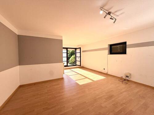 Zimmer im UG mit schönem Terrassenzugang - 