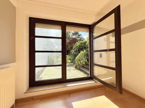 Großes Fensterelement mit Zugang zur Terrasse - 