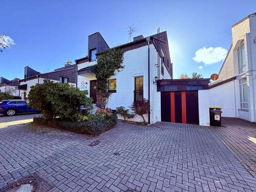 Vorderansicht - Außergewöhnliches Doppelhaus in Split-Level-Architektur- offene Ebenen, helle Räume und hoher Wohnkomfort