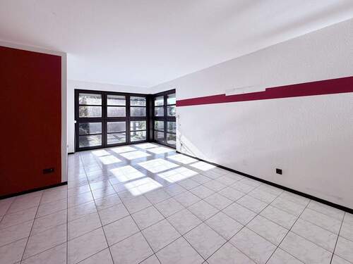 Wohnzimmer mit großem Fensterelement und Gartentreppe - 