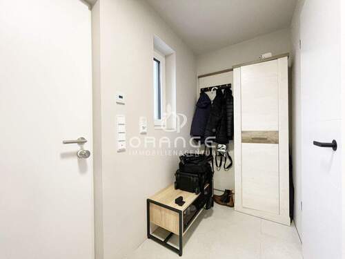 Herzlich willkommen, legen Sie bitte ab - 5 Zimmer Reihenmittelhaus in Emskirchen