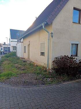 seitliche Ansicht Eingang.jpg - 4 Zimmer Einfamilienhaus zum Kaufen in Bedburg