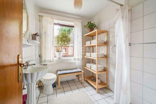 Duschbad EG - (KI generiert) - 