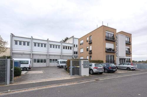 Ansicht von der Straße - Vielseitig nutzbar: Bürohaus mit Hallentrakt und Werkswohnungen