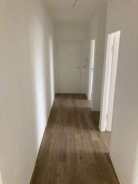 Heller Eingangsbereich mit Zugang zu den Zimmern.jpg - Schöne 2,5 Zimmer Wohnung mit neuen Bodenbelägen zu vermieten