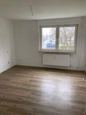 Zimmer mit Fenster und neuem Designboden in Holzoptik.jpg - 2 Zimmer Etagenwohnung zur Miete in Schlüchtern